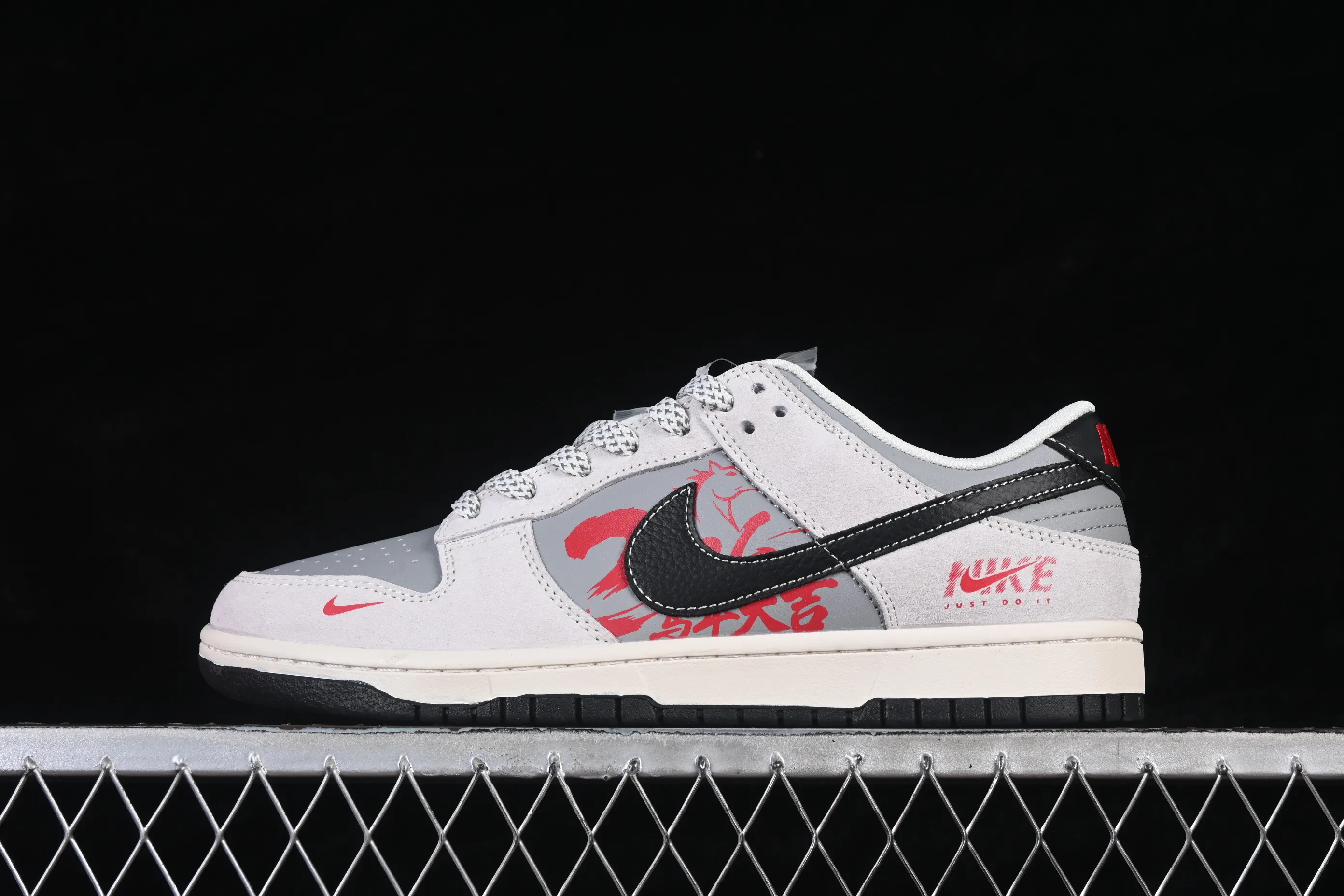 All categories Nk SB Dunk Series Nk SB Dunk Low High-end customized low-top sneakers Nike SB Dunk Low Limited to the Year of the Horse Good luck in the Year of the Horse Anniversary high-end customized low-top casual sneakers JP2026-111